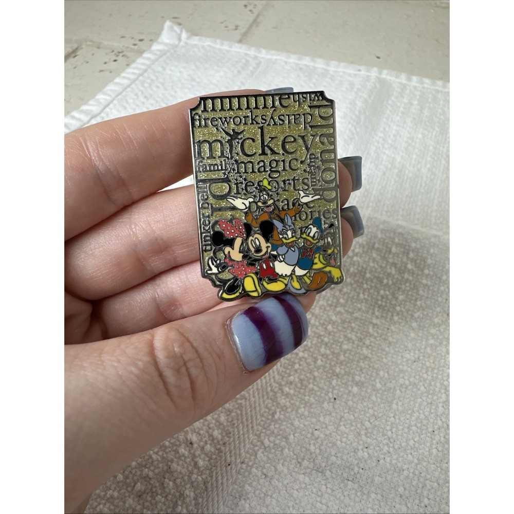 Disney pin 53873 Mickey Minnie Mouse Donald Duck Daisy Goofy Dream Book Wish Pin